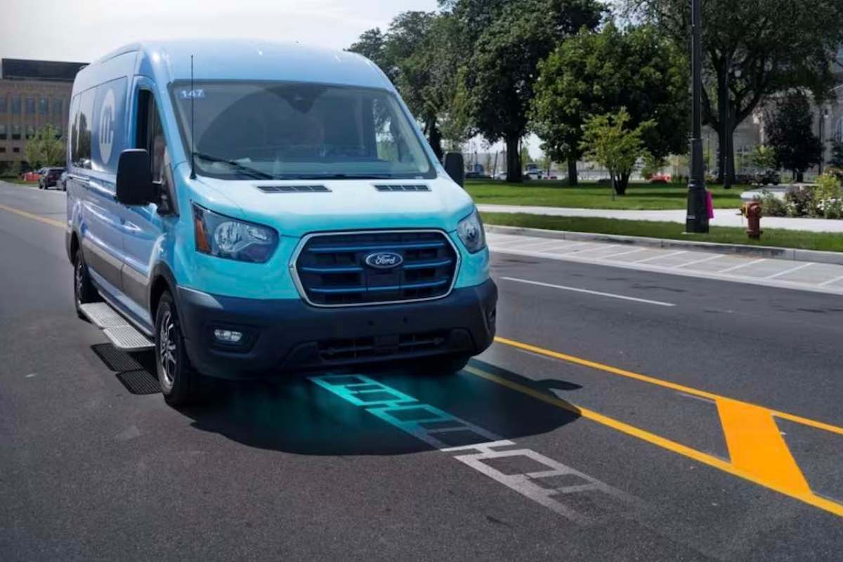 Questa strada è in grado di ricaricare le auto elettriche mentre la percorrono